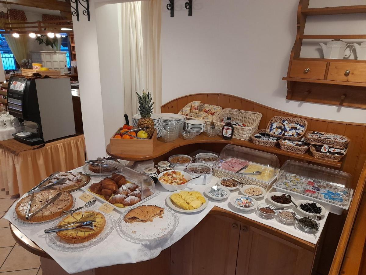 Hotel Garni B&B Maffei Pinzolo Exteriör bild