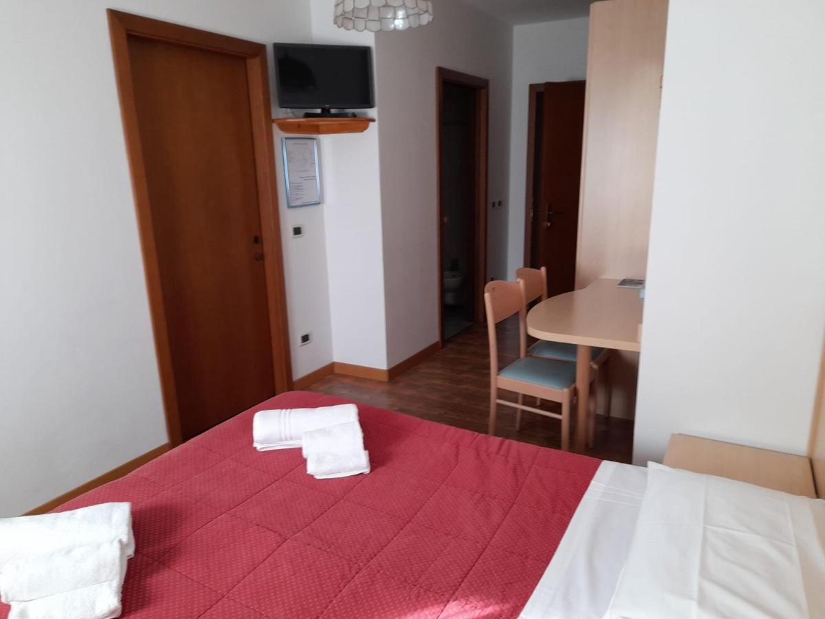Hotel Garni B&B Maffei Pinzolo Exteriör bild